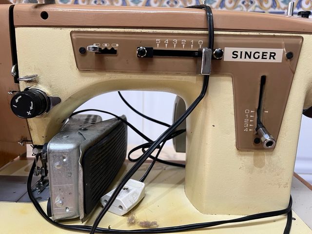 Máquina de coser Singer 237 con caja.