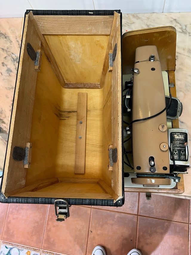 Máquina de coser Singer 237 con caja.