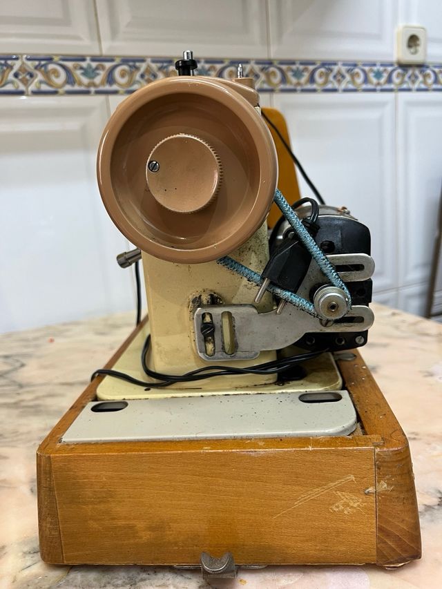 Máquina de coser Singer 237 con caja.