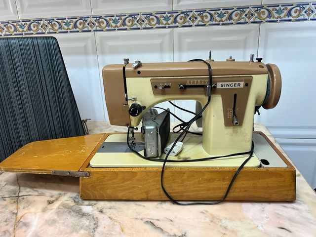 Máquina de coser Singer 237 con caja.