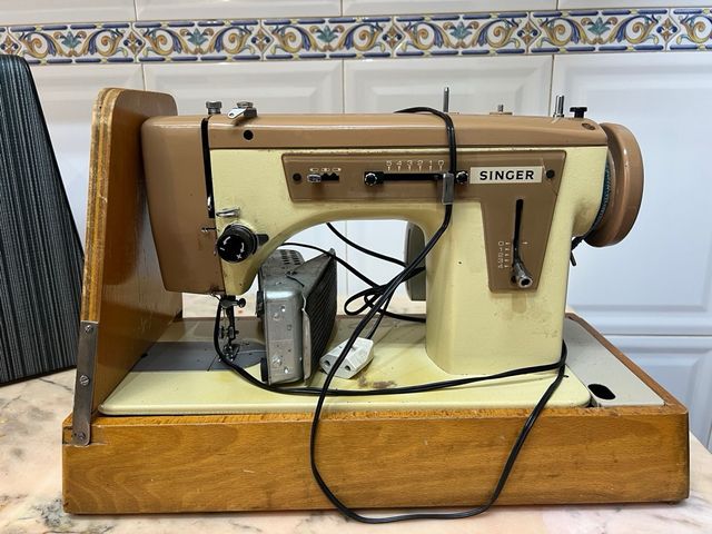 Máquina de coser Singer 237 con caja.