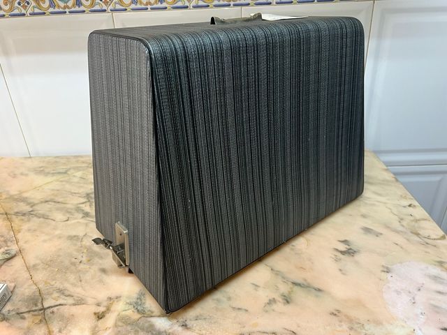 Máquina de coser Singer 237 con caja.