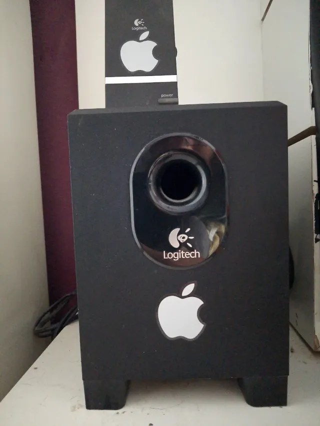 Altavoz Logitech Negro con Logo Apple