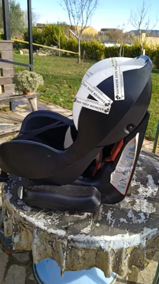 Silla de coche roja y negra