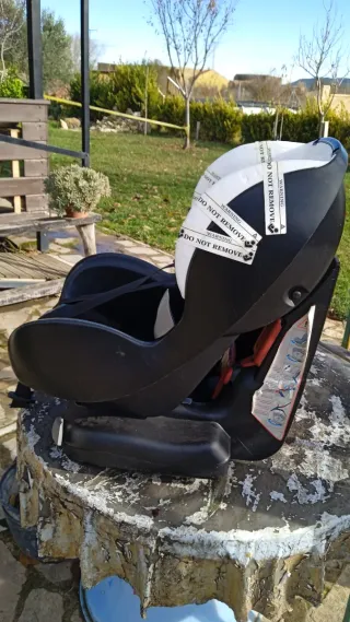 Silla de coche roja y negra