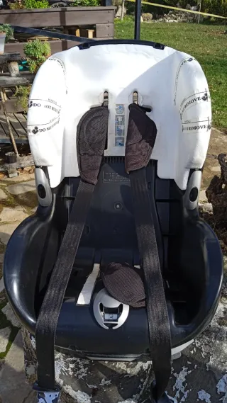 Silla de coche roja y negra