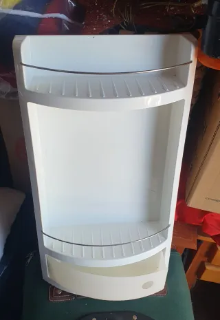 Estantería de baño blanca y plateada