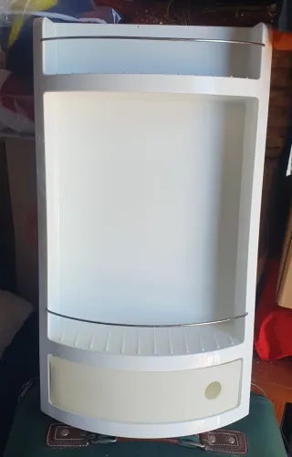 Estantería de baño blanca y plateada