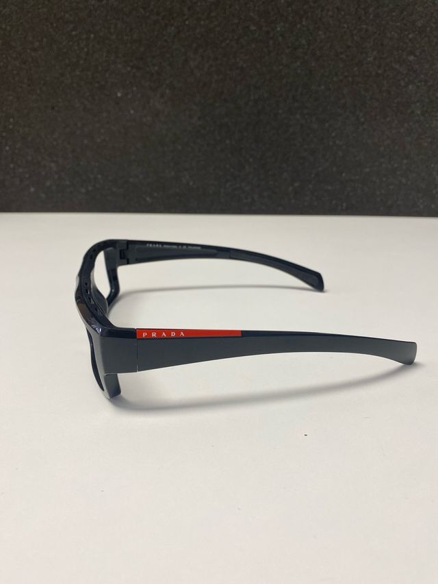 Gafas Prada Montura Negra con Detalles Rojos