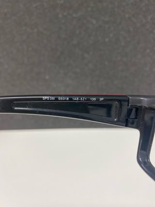 Gafas Prada Montura Negra con Detalles Rojos