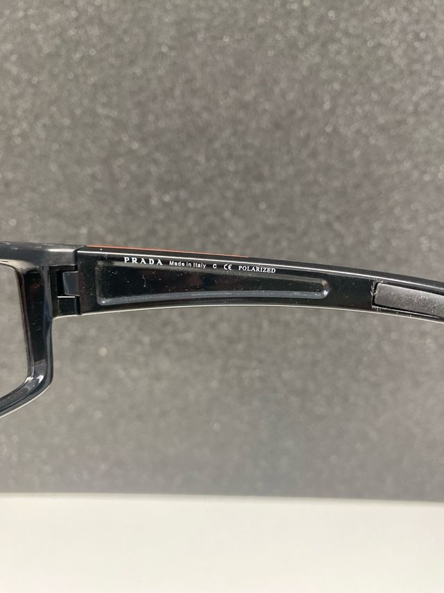 Gafas Prada Montura Negra con Detalles Rojos