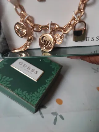 Conjunto Pulsera y Pendientes Guess Dorados