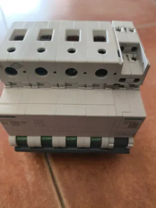 Siemens 5ST3030 Magnetotérmico 4P C63