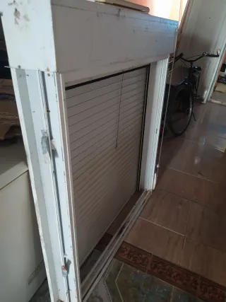 Ventana de aluminio le falta las hojas de cristal