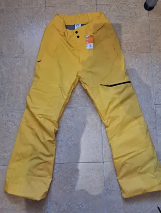 Pantalón de esquí impermeable amarillo.