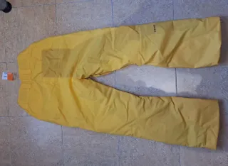 Pantalón de esquí impermeable amarillo.