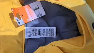 Pantalón de esquí impermeable amarillo.