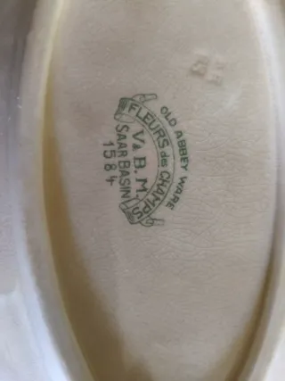 Fuente cerámica floral beige.