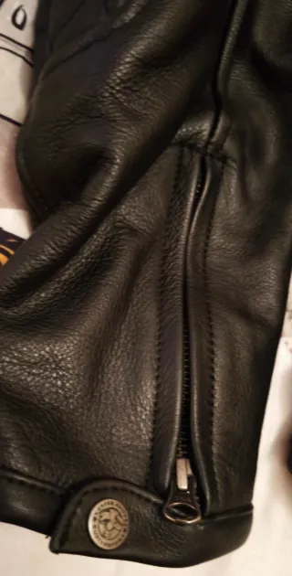 Cazadora motera black, Rusty Pistons.