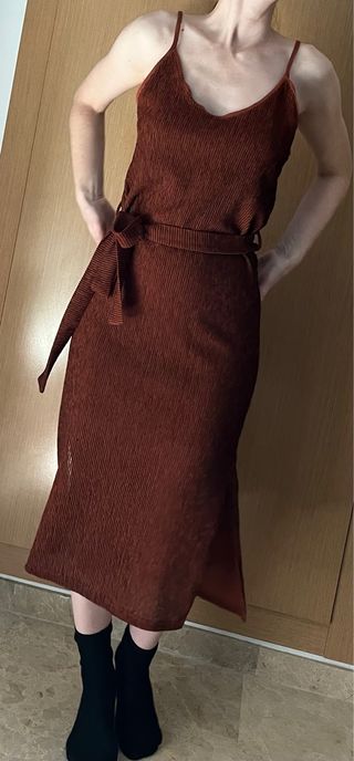 Vestido marrón de tirantes con cinturón