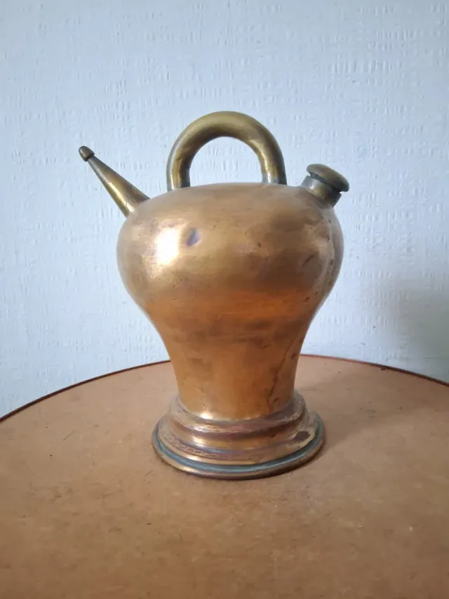 Antica brocca anfora in ottone