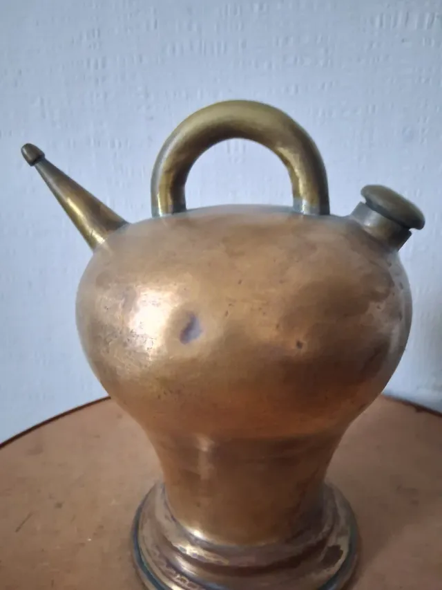 Antica brocca anfora in ottone