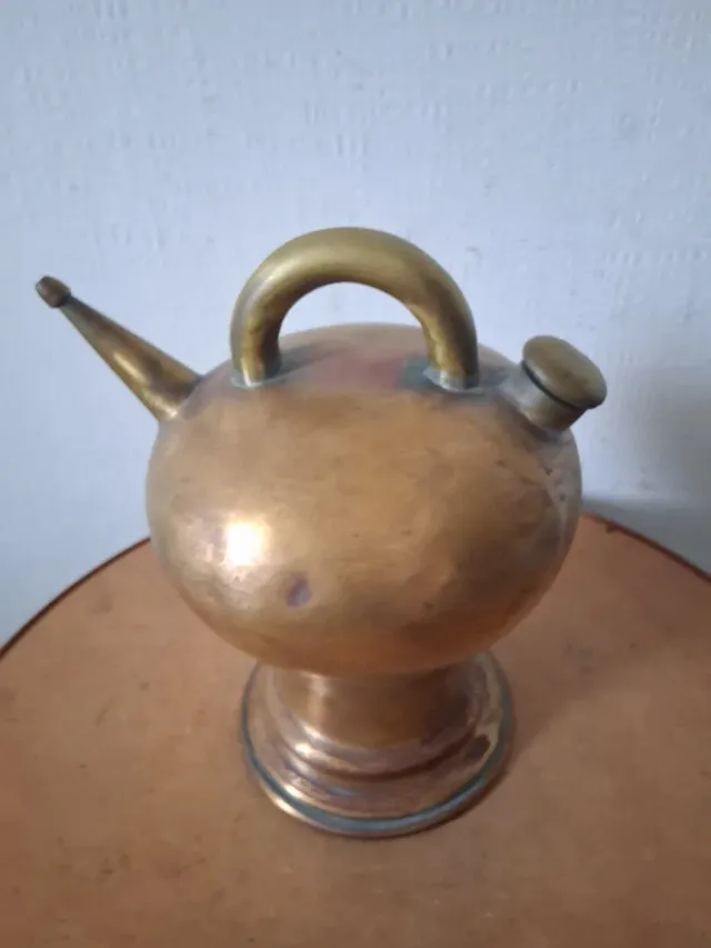 Antica brocca anfora in ottone