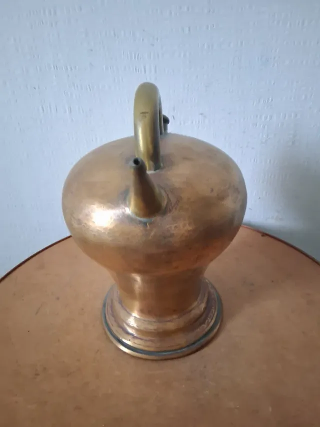 Antica brocca anfora in ottone