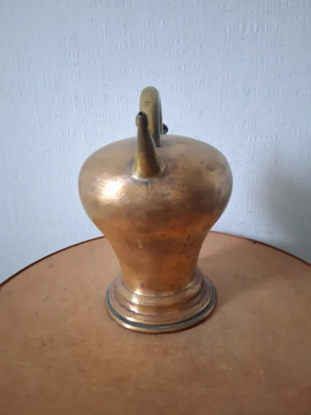 Antica brocca anfora in ottone