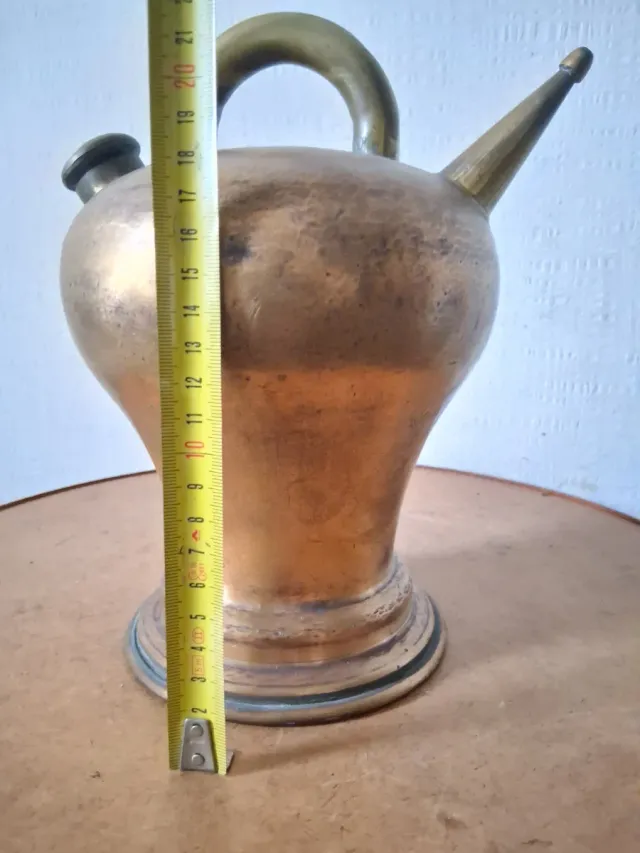 Antica brocca anfora in ottone