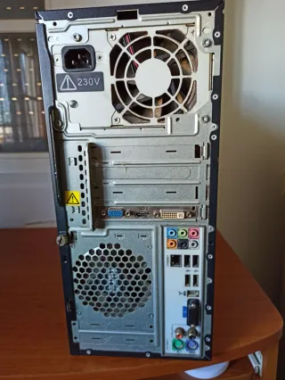 Torre HP Pavilion Negra y Plateada