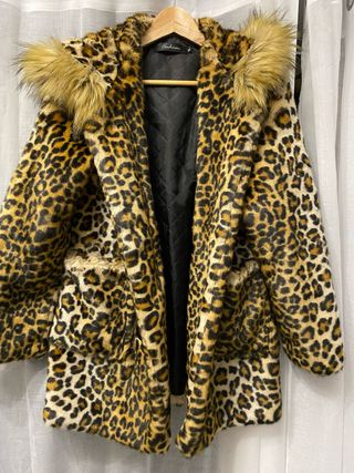 Abrigo animal print con capucha Talla M