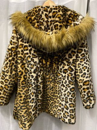 Abrigo animal print con capucha Talla M
