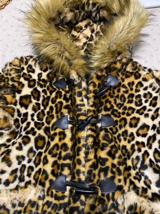 Abrigo animal print con capucha Talla M