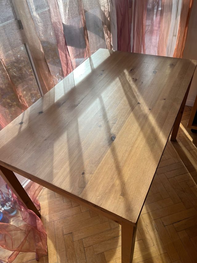 Mesa de comedor de madera