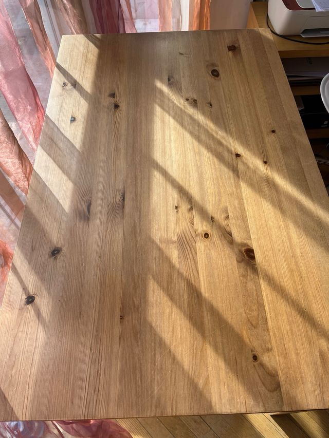 Mesa de comedor de madera