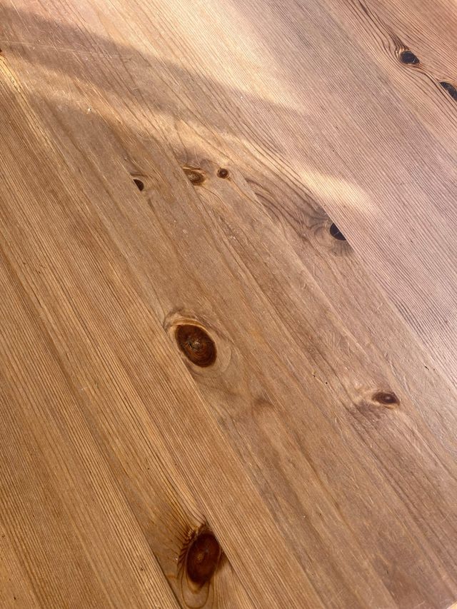 Mesa de comedor de madera