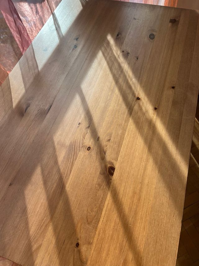 Mesa de comedor de madera