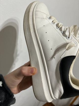 Zapatillas deportivas blancas y negras