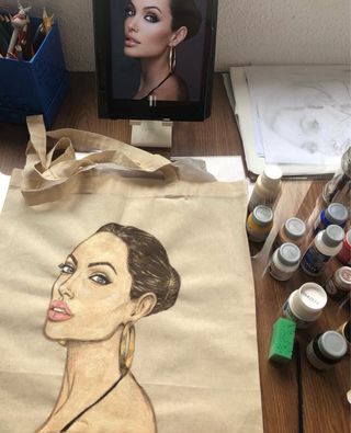 Bolsos y camisetas pintados a mano