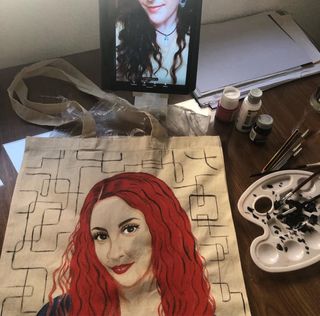 Bolsos y camisetas pintados a mano