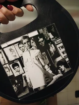 Borsetta rotonda nera con collage