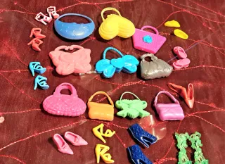 20  articoliBorsette e scarpe per bambole