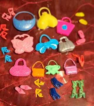 20  articoliBorsette e scarpe per bambole