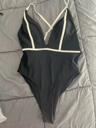 Bañador negro con ribete blanco