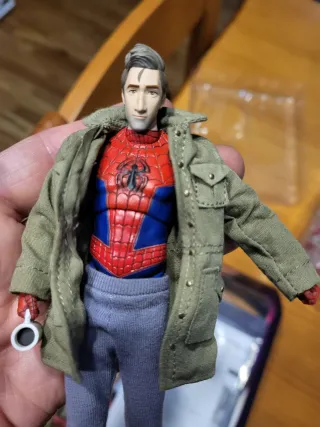 Figura Mafex N°109 Peter B. Parker