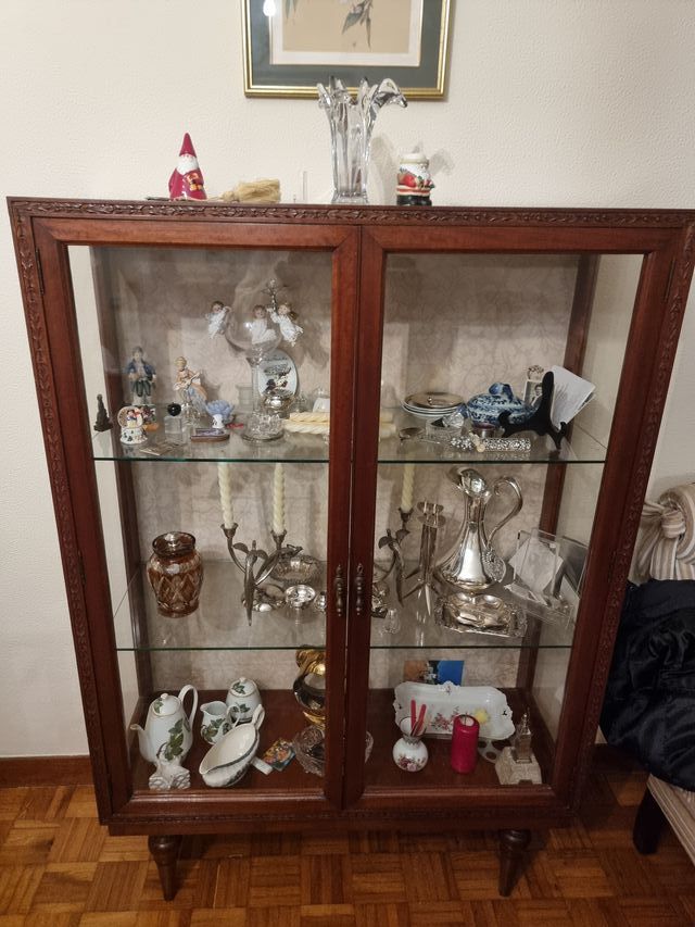Vitrina de madera y cristal