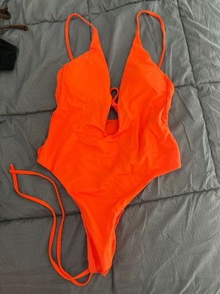 Bañador naranja escotado