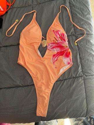 Bañador naranja con estampado floral