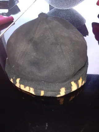 Berretto nero con fantasia